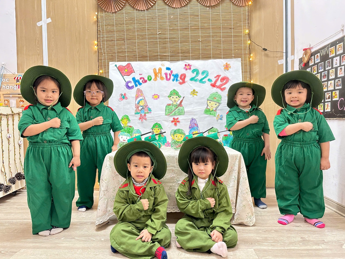 Ảnh có chứa trang phục, người, Mặt người, cô gáiMô tả được tạo tự động