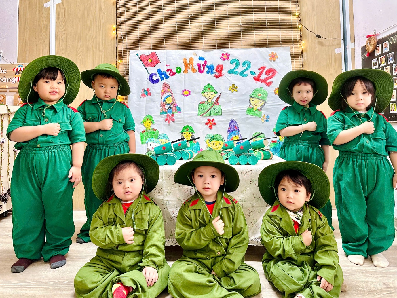 Ảnh có chứa trang phục, Mặt người, người, màu xanh lá câyMô tả được tạo tự động