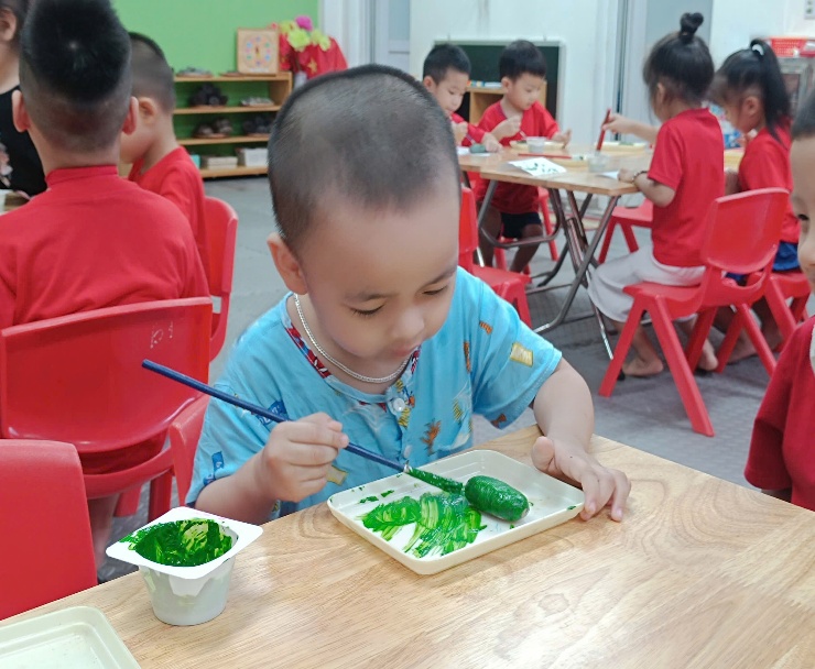 A child painting a cucumber
AI-generated content may be incorrect.
