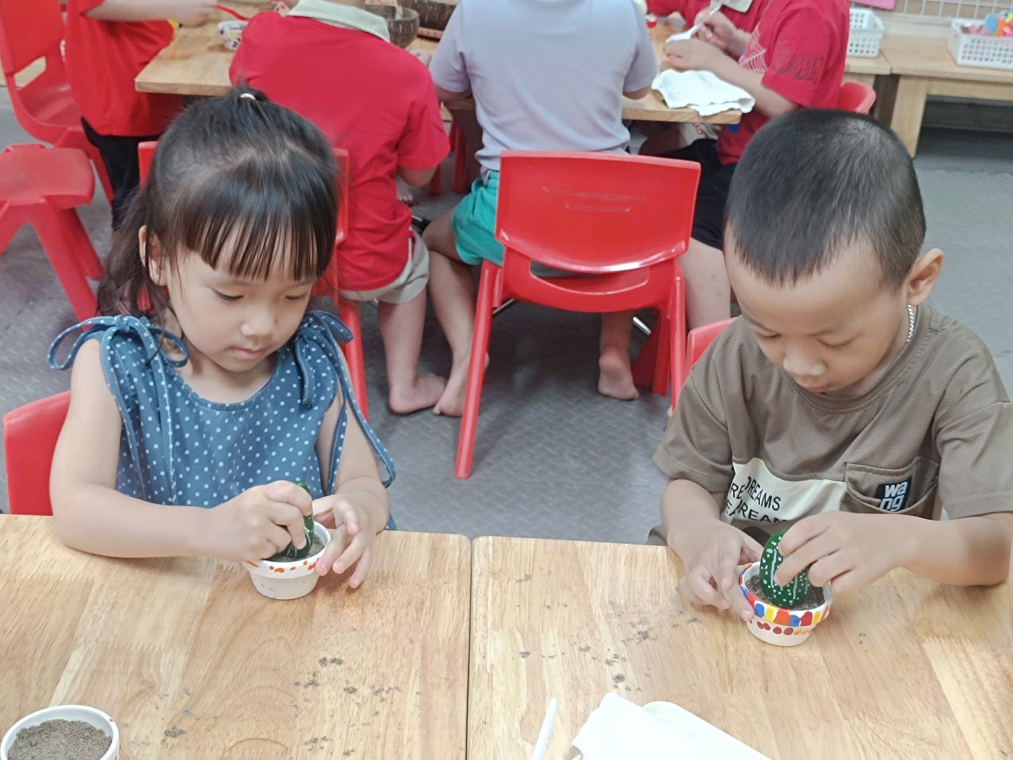 A group of kids sitting at a table
AI-generated content may be incorrect.