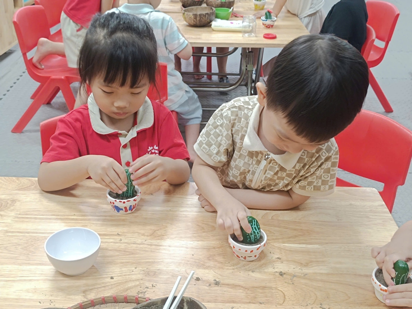 A group of children sitting at a table
AI-generated content may be incorrect.