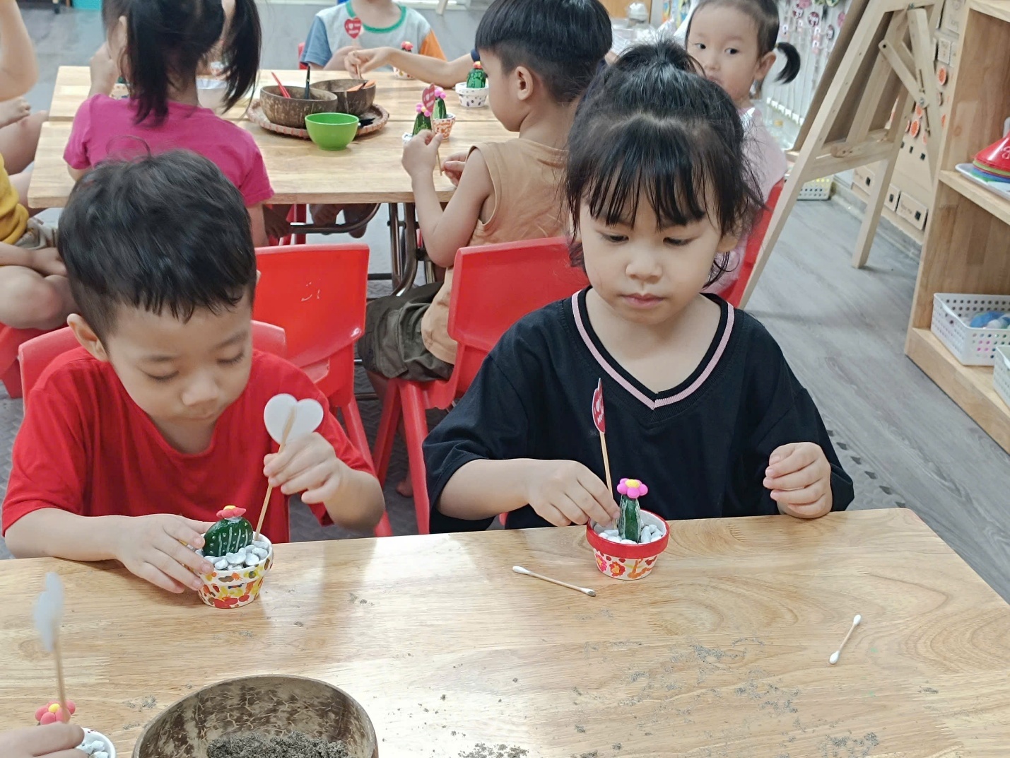 A group of children sitting at a table
AI-generated content may be incorrect.