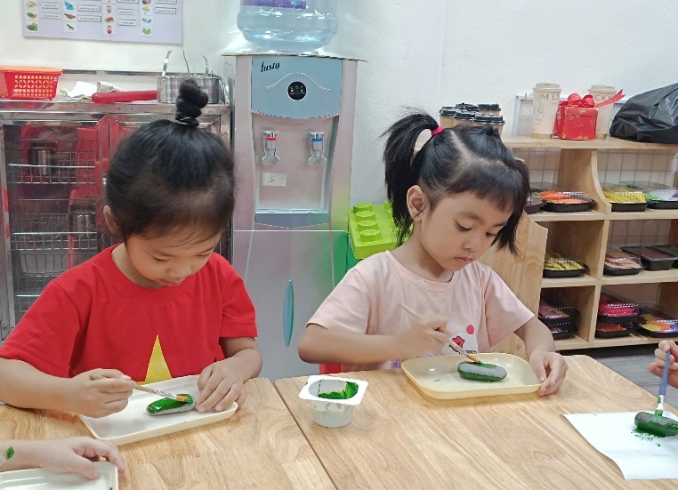 A group of children painting on a plate
AI-generated content may be incorrect.