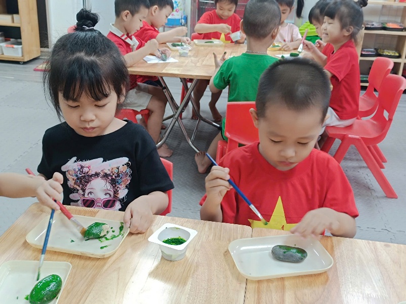 A group of children painting on plates
AI-generated content may be incorrect.