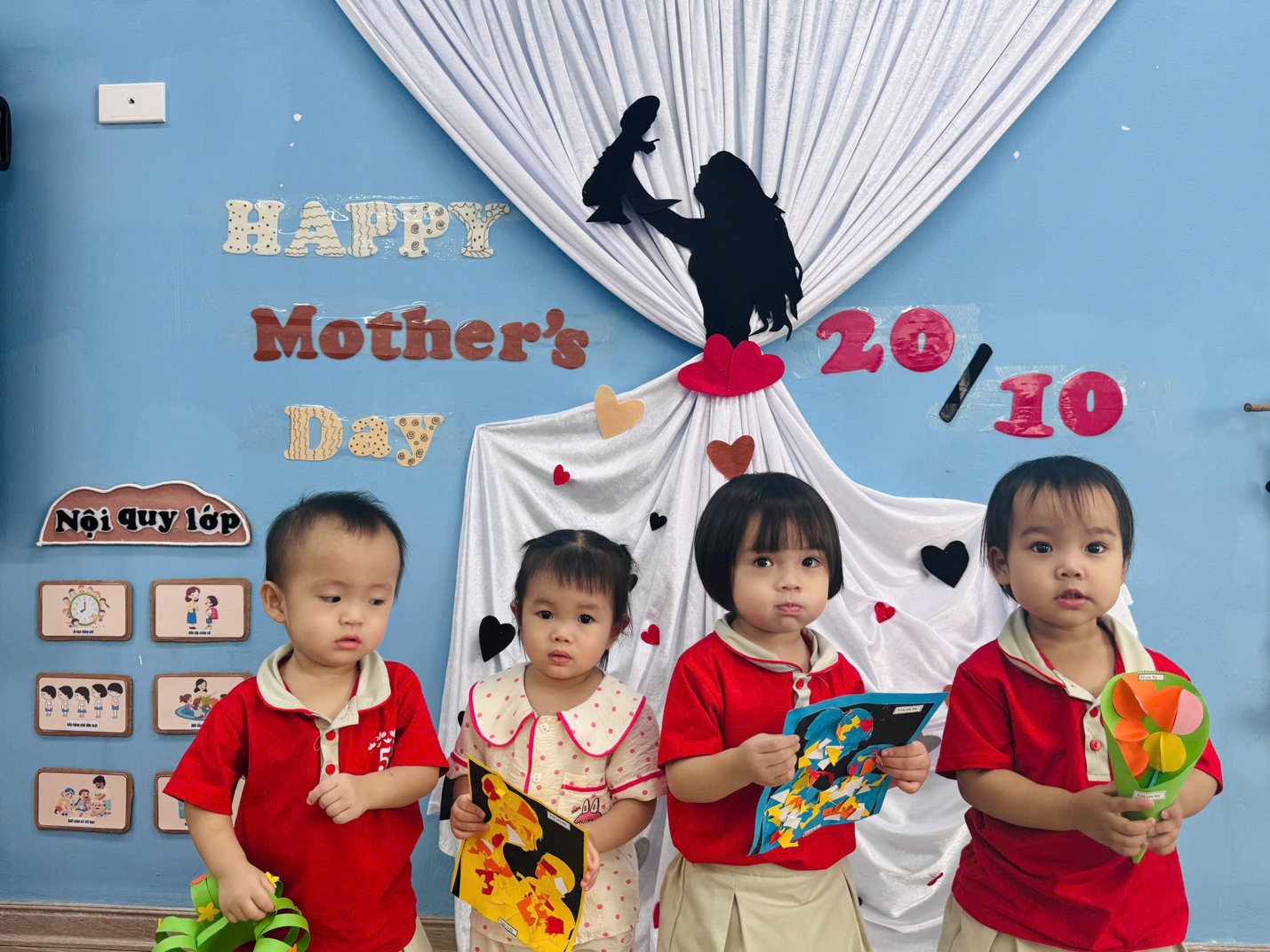 A group of children holding booksAI-generated content may be incorrect.