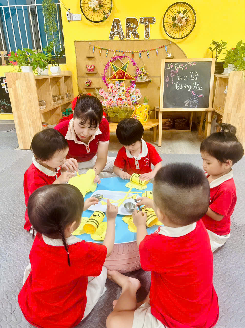 A group of children sitting around a tableAI-generated content may be incorrect.