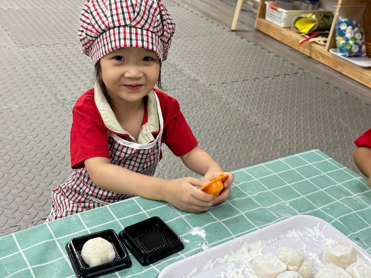 A child in a chef hat and apron
AI-generated content may be incorrect.