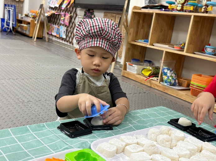 A child in a kitchen
AI-generated content may be incorrect.