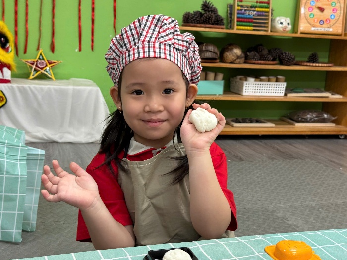 A child in a chef hat
AI-generated content may be incorrect.