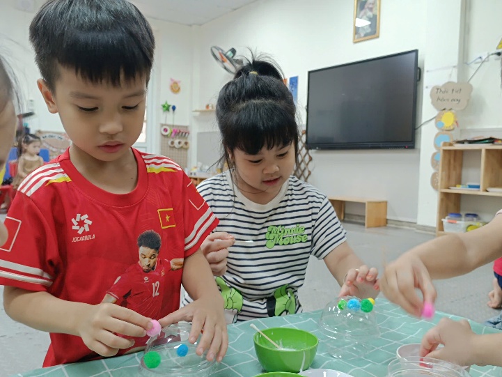 A group of children playing with colorful objects
AI-generated content may be incorrect.