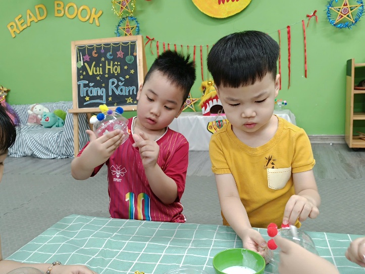 A group of children playing with a game
AI-generated content may be incorrect.