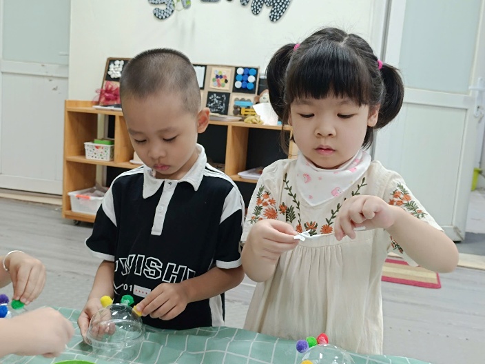 A group of children playing with objects
AI-generated content may be incorrect.