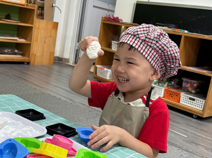 A child in a kitchen
AI-generated content may be incorrect.