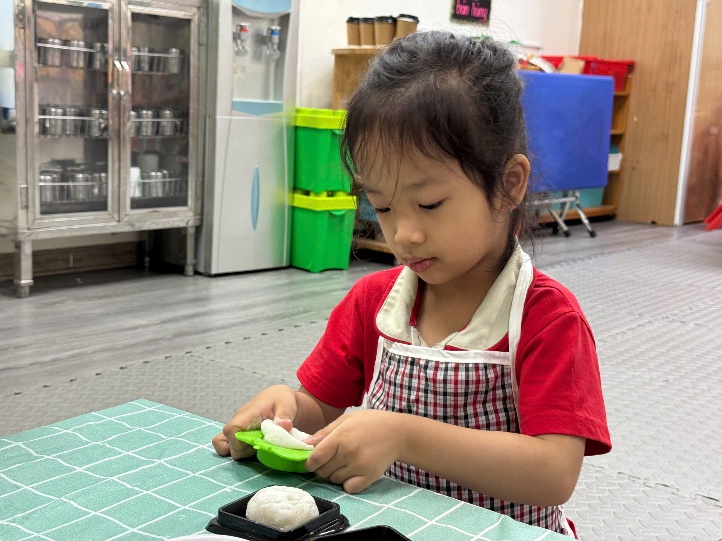 A child sitting at a table
AI-generated content may be incorrect.