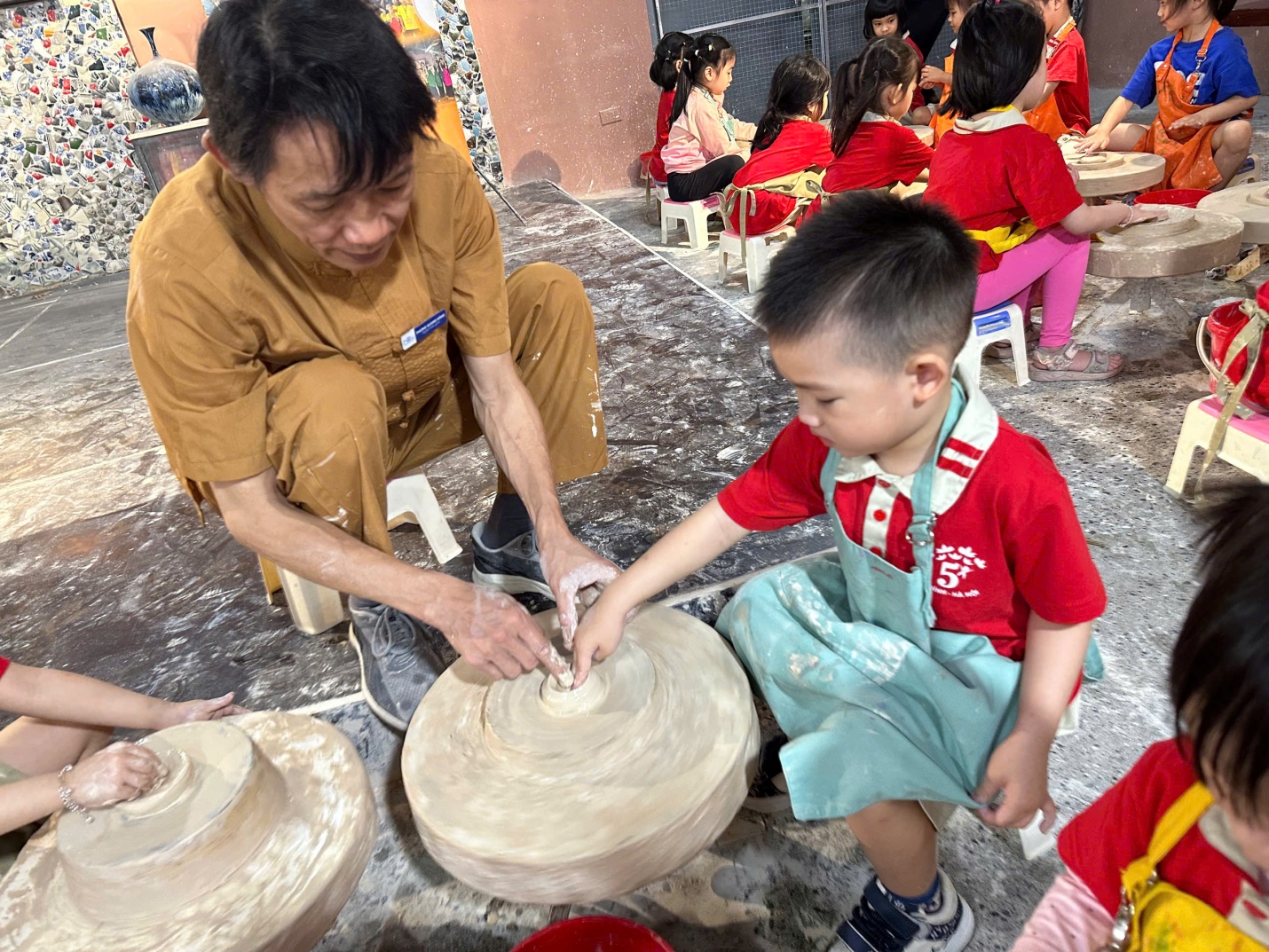 D:\Bài truyền thông C2\ảnh bát tràng\z6517418028345_af8169c77e6db3f5bccf66081e7683c8.jpg