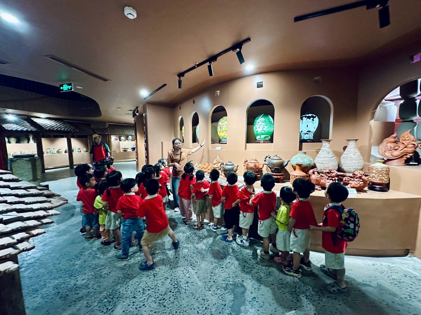 D:\Bài truyền thông C2\ảnh bát tràng\z6517511571444_b41d48c0c7a2e94828e4aa89f3b1503f.jpg