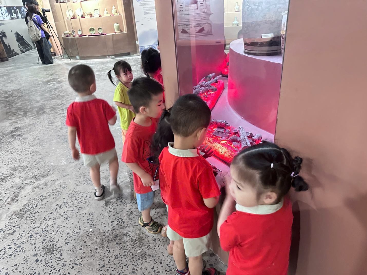 D:\Bài truyền thông C2\ảnh bát tràng\z6517774110358_563da8257015b0de2e269e66bd6101f5.jpg