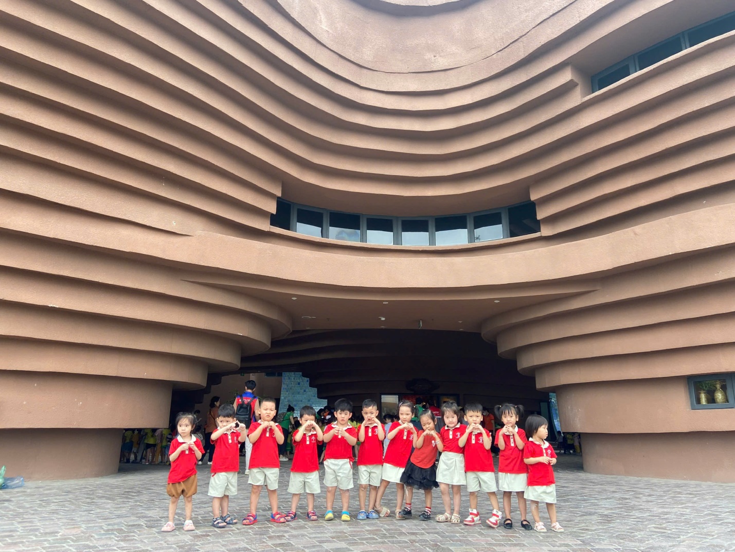 D:\Bài truyền thông C2\ảnh bát tràng\z6517515079080_a32b14dd167e43c260da2f0a76bd3f0c.jpg