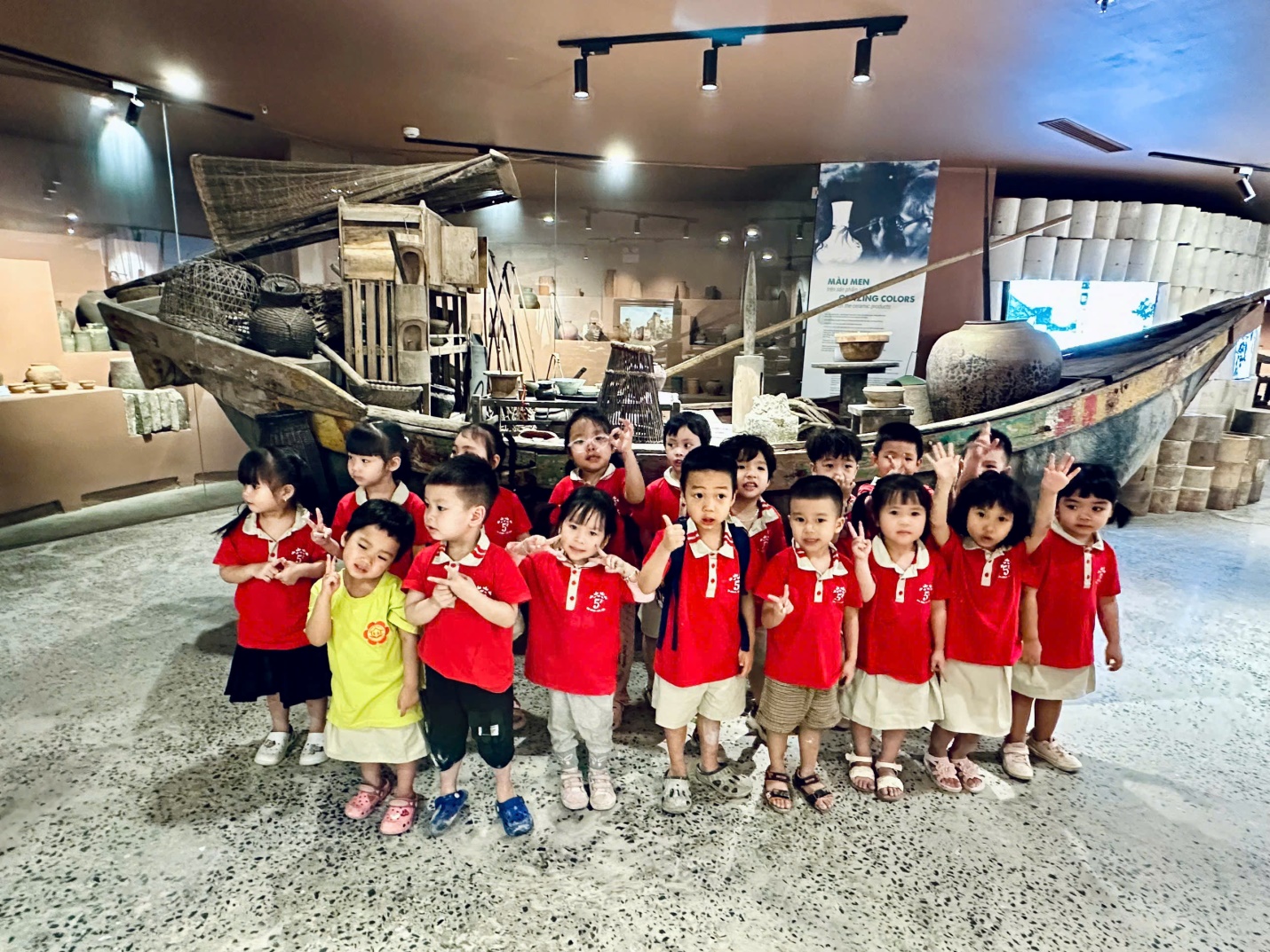 D:\Bài truyền thông C2\ảnh bát tràng\z6517514539346_77de1a2b1a3afbbdf3f33df4b09c754d.jpg