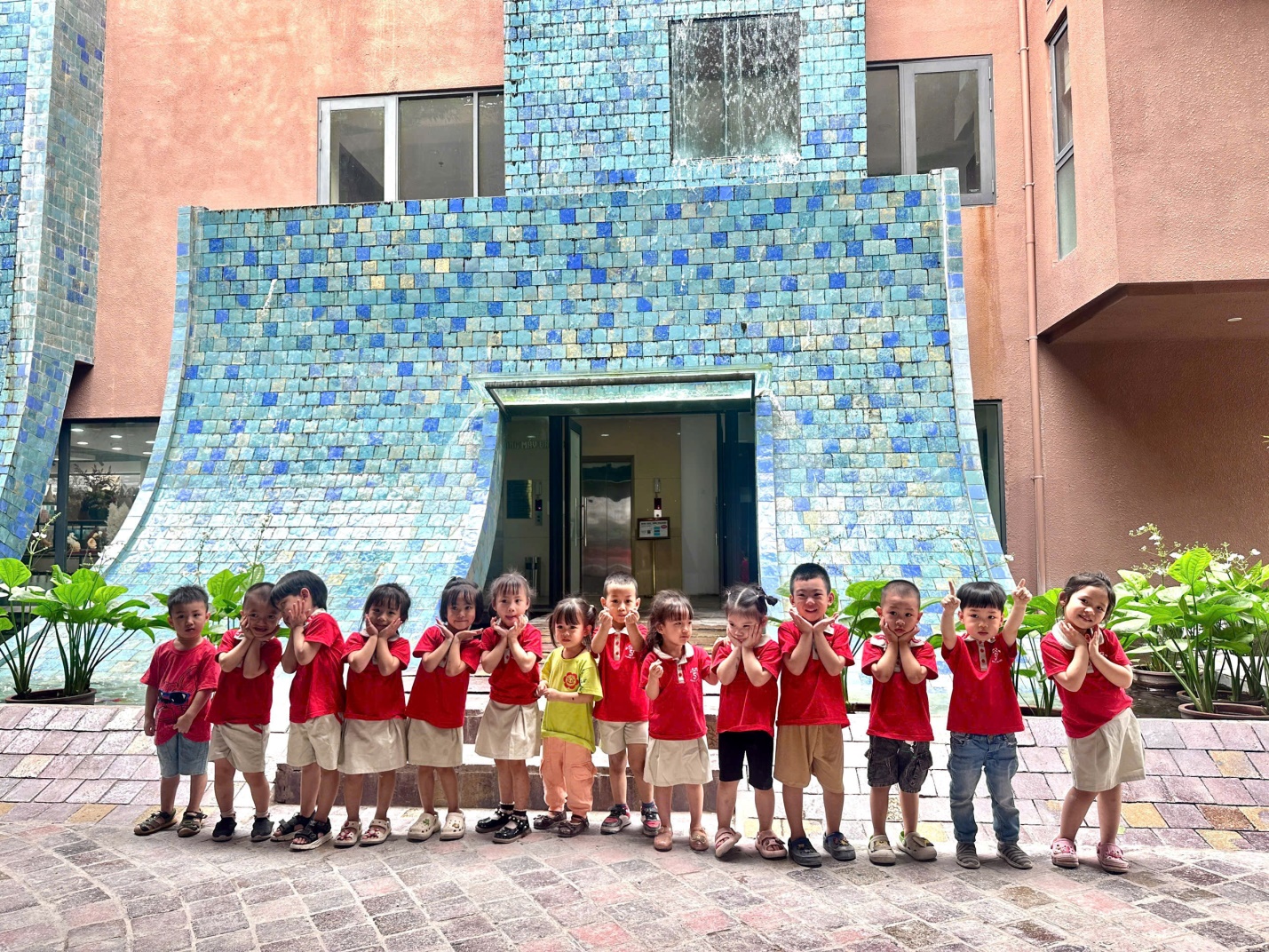 D:\Bài truyền thông C2\ảnh bát tràng\z6517550691600_229c86658679474fd6ba2c3d92c5d010.jpg