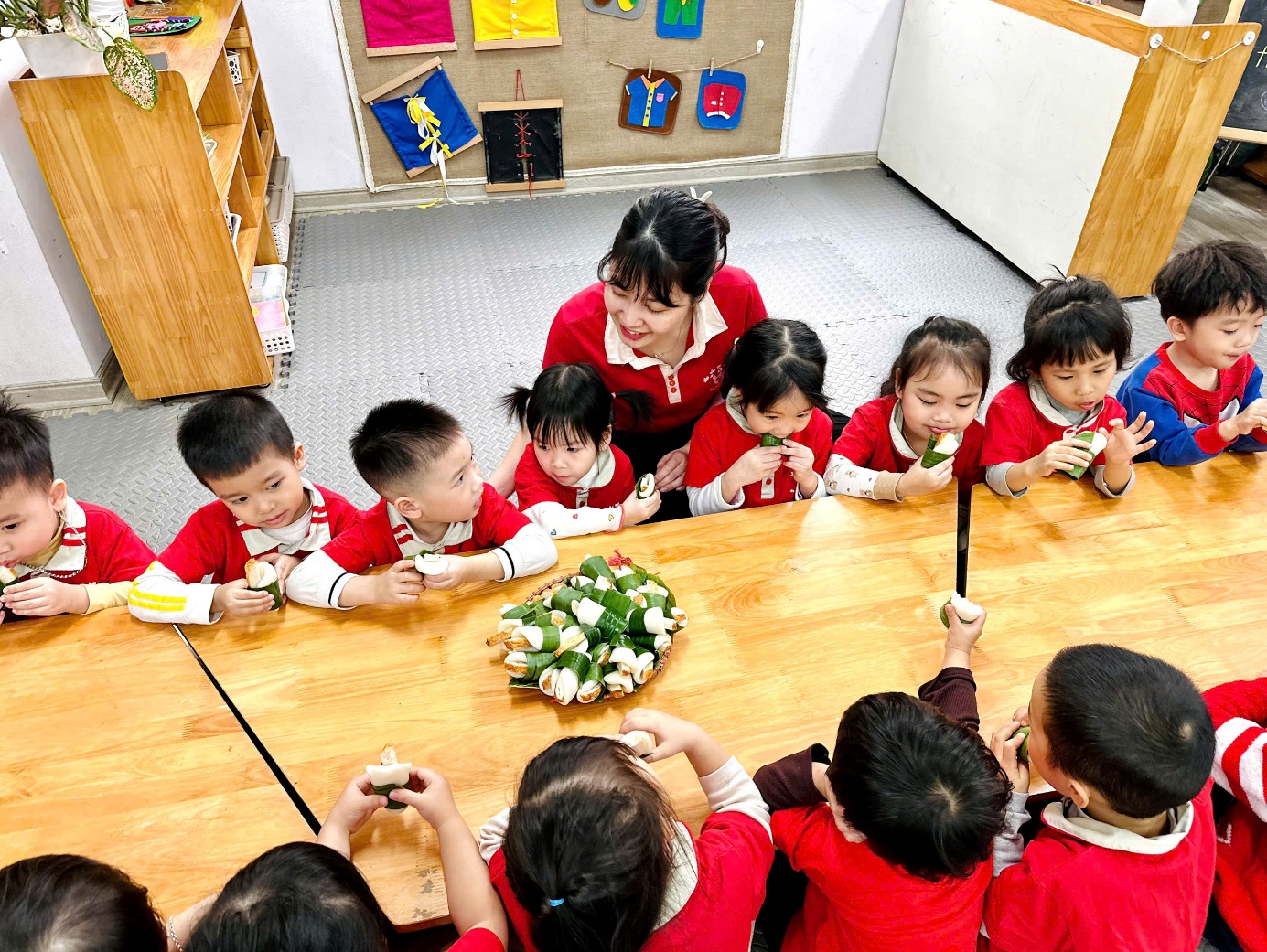 A group of children sitting around a tableAI-generated content may be incorrect.