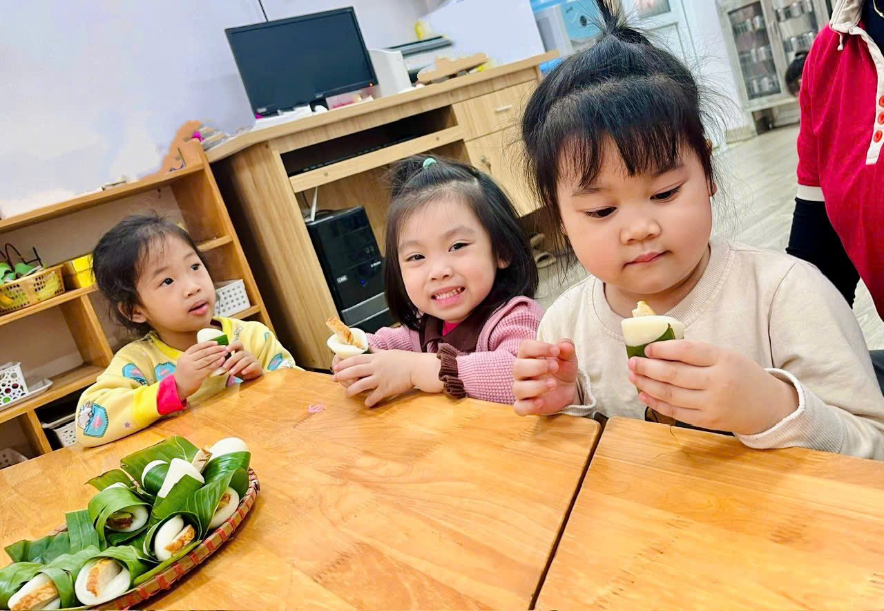 A group of children eating foodAI-generated content may be incorrect.