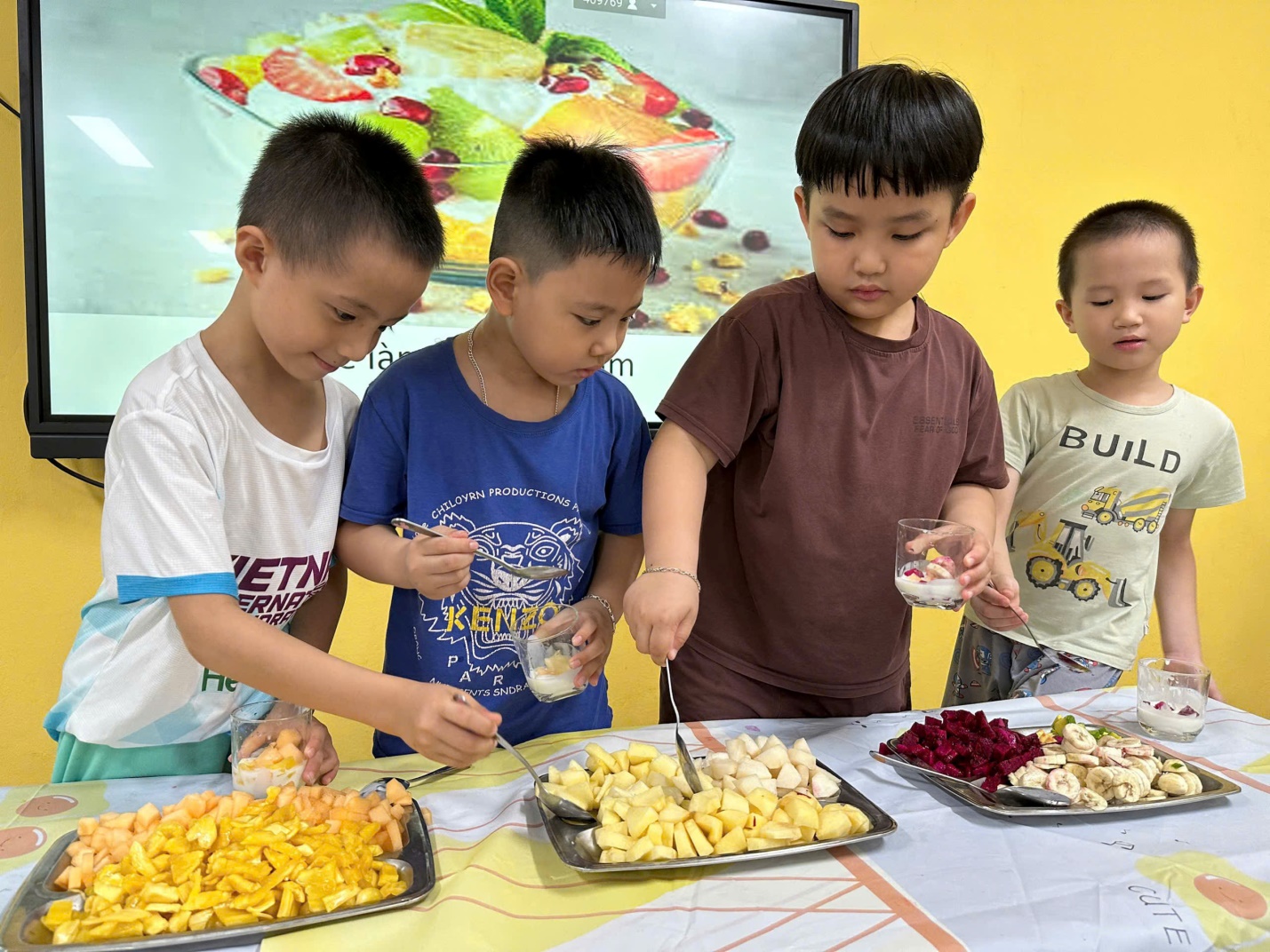 D:\Bài truyền thông C2\Sữa chua hoa quả\z6813269587904_4702d48c1101570a4ef71fcfa04ed823.jpg