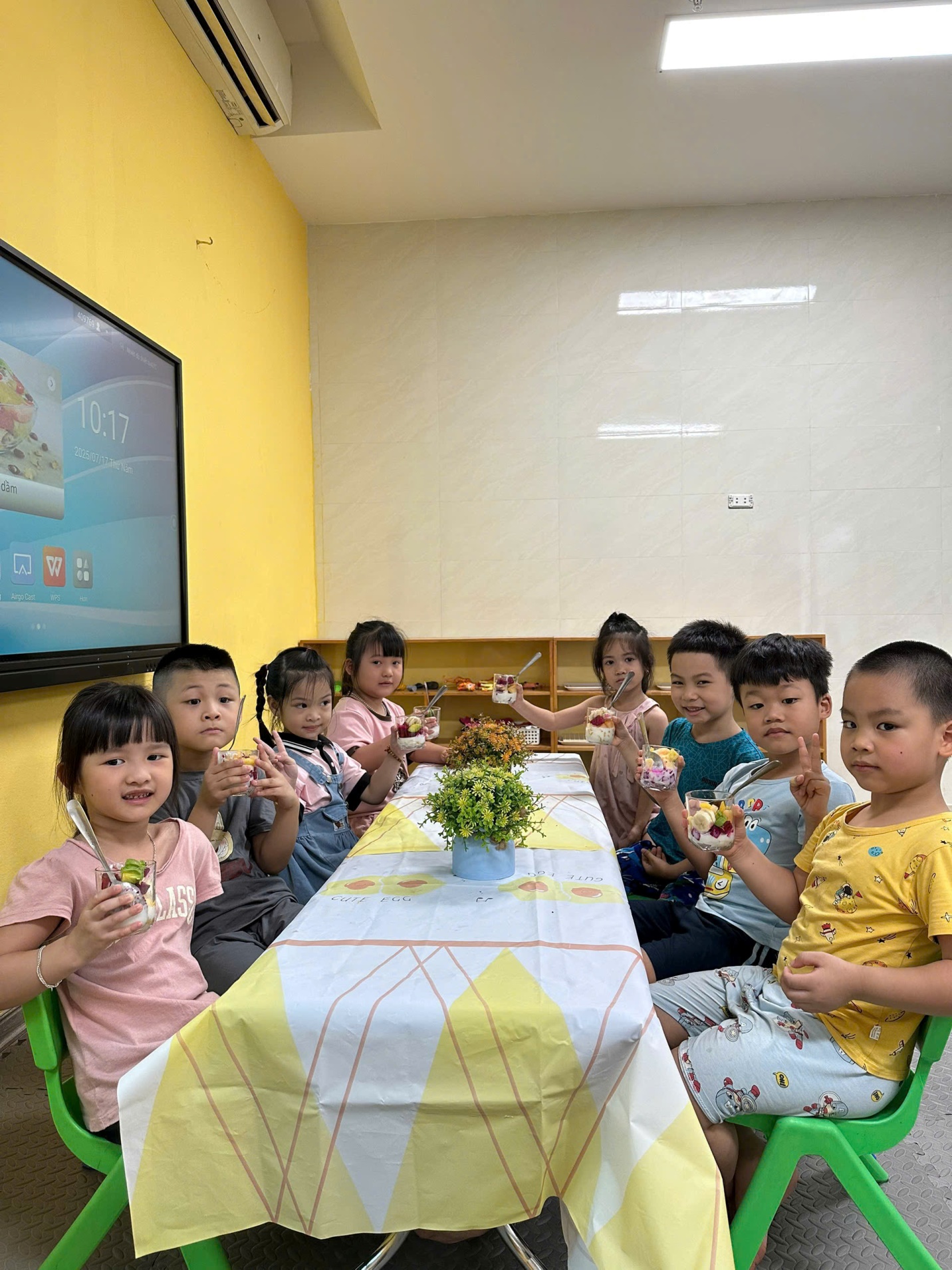 D:\Bài truyền thông C2\Sữa chua hoa quả\z6813270308377_9def751f3e0f43caa13096411a9476e8.jpg