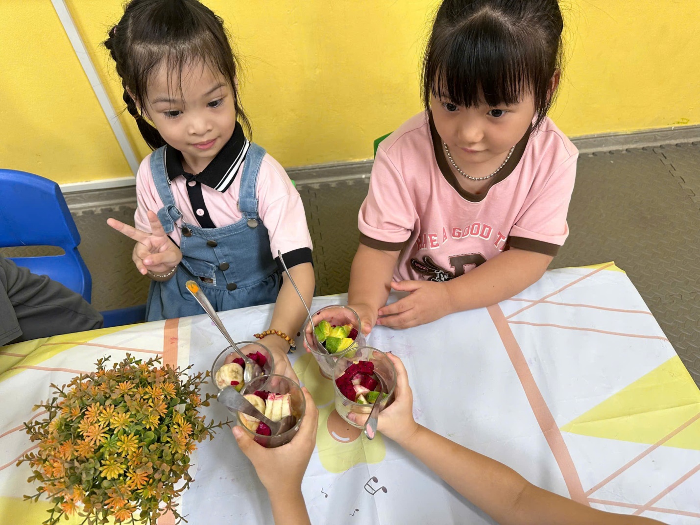 D:\Bài truyền thông C2\Sữa chua hoa quả\z6813270323646_37183390e8987105743561a38d8ef52a.jpg