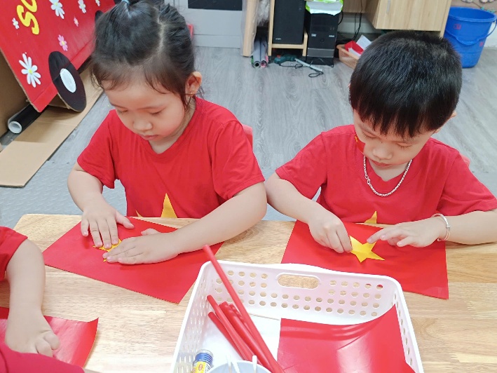 A couple of children making paper crafts

AI-generated content may be incorrect.