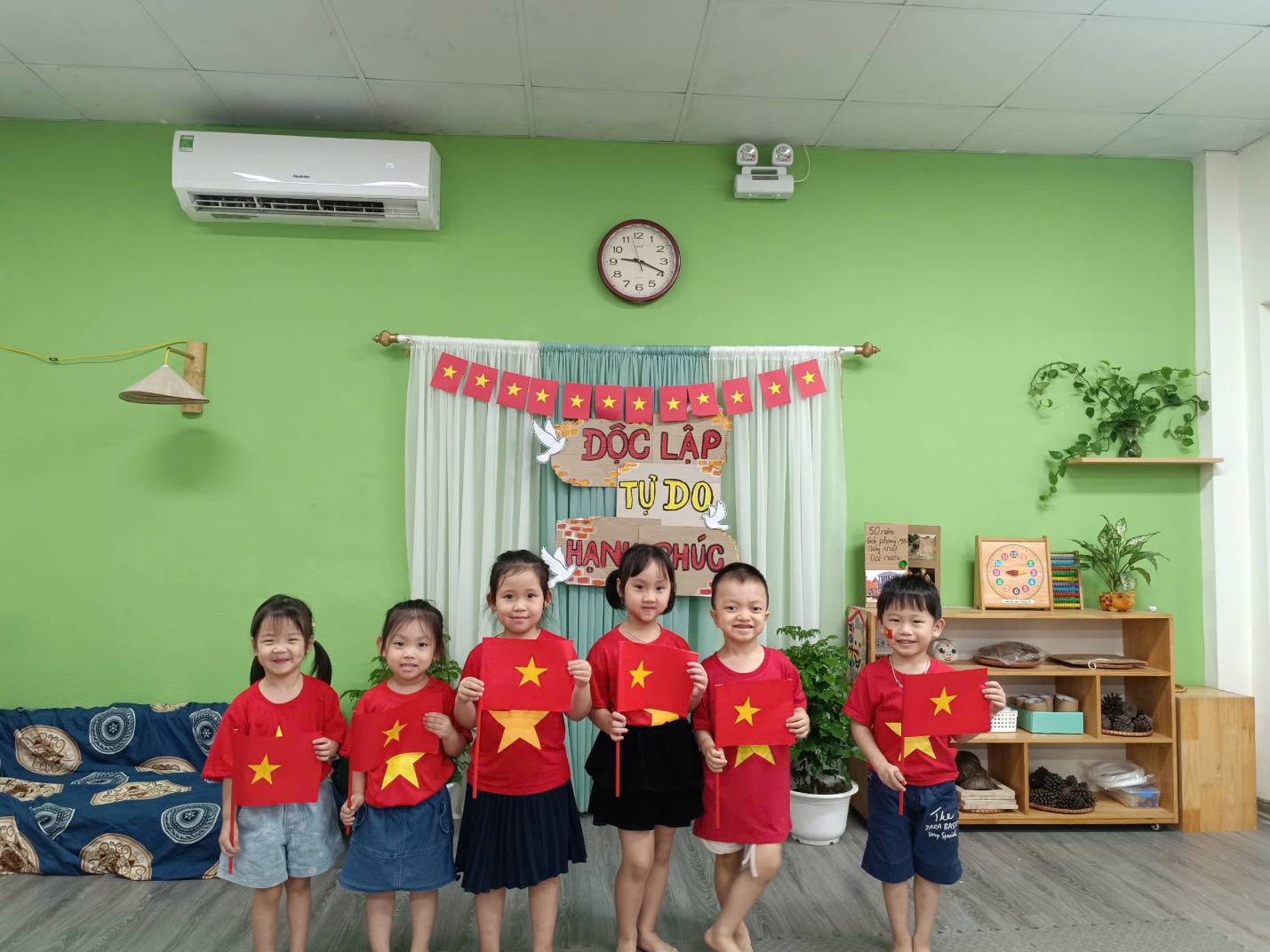 A group of children in a classroom

AI-generated content may be incorrect.