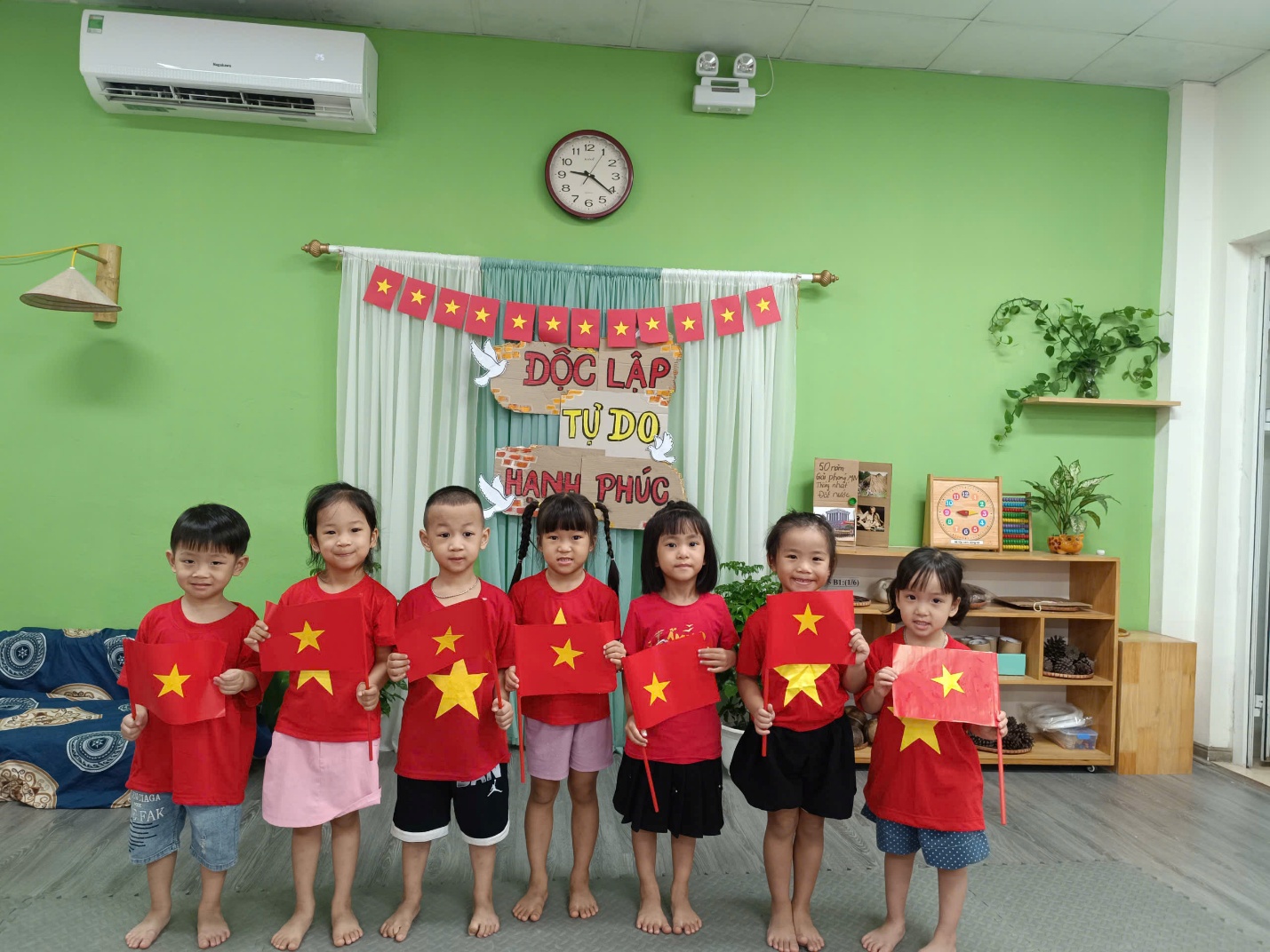 A group of children holding flags

AI-generated content may be incorrect.