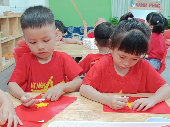 A group of children painting on paper

AI-generated content may be incorrect.