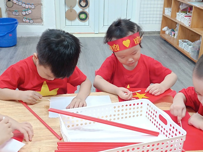 A group of kids sitting at a table

AI-generated content may be incorrect.