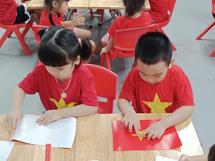 A group of children sitting at a table

AI-generated content may be incorrect.