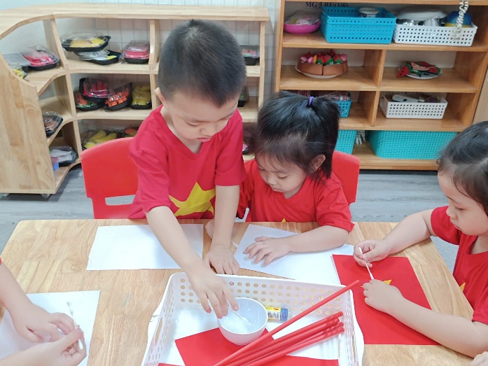 A group of children painting on paper

AI-generated content may be incorrect.