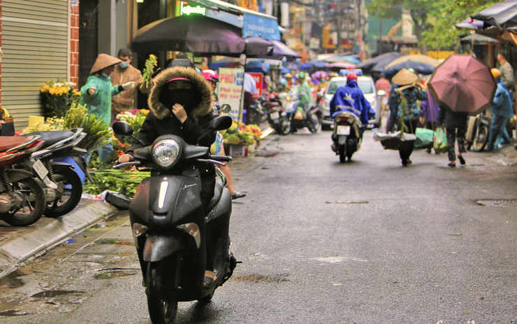 Ảnh: Hà Nội mưa Đông rét mướt sau một đêm trở gió, người dân trùm áo mưa co ro ra đường ngày cuối tuần