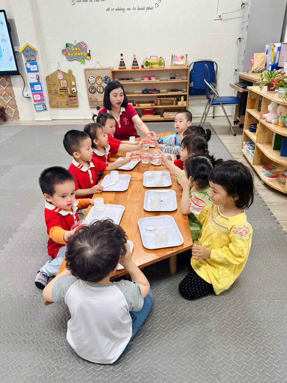 A group of children sitting around a tableAI-generated content may be incorrect.