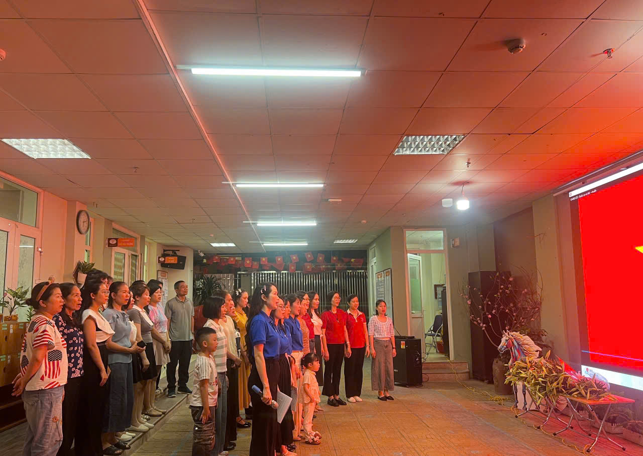 A group of people standing in a roomAI-generated content may be incorrect.