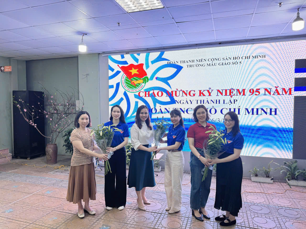 A group of women holding flowersAI-generated content may be incorrect.