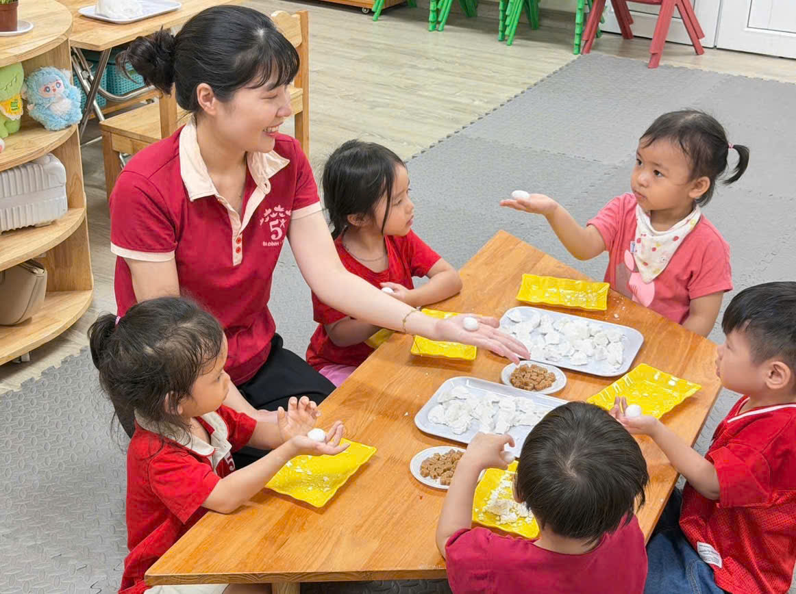 A teacher teaching children to eatAI-generated content may be incorrect.